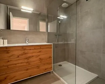 Elegant 3 Pieces, 2 Chambres, 4 Pers, Clim, Wi-fi, Proche Des Plages Apartmán