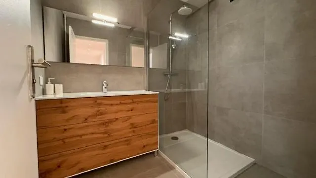Elegant 3 Pieces, 2 Chambres, 4 Pers, Clim, Wi-fi, Proche Des Plages Apartmán